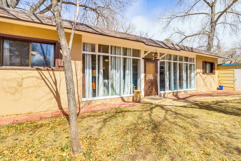 Half-mi to Jemez Hot Springs: Cozy Cabin Getaway!