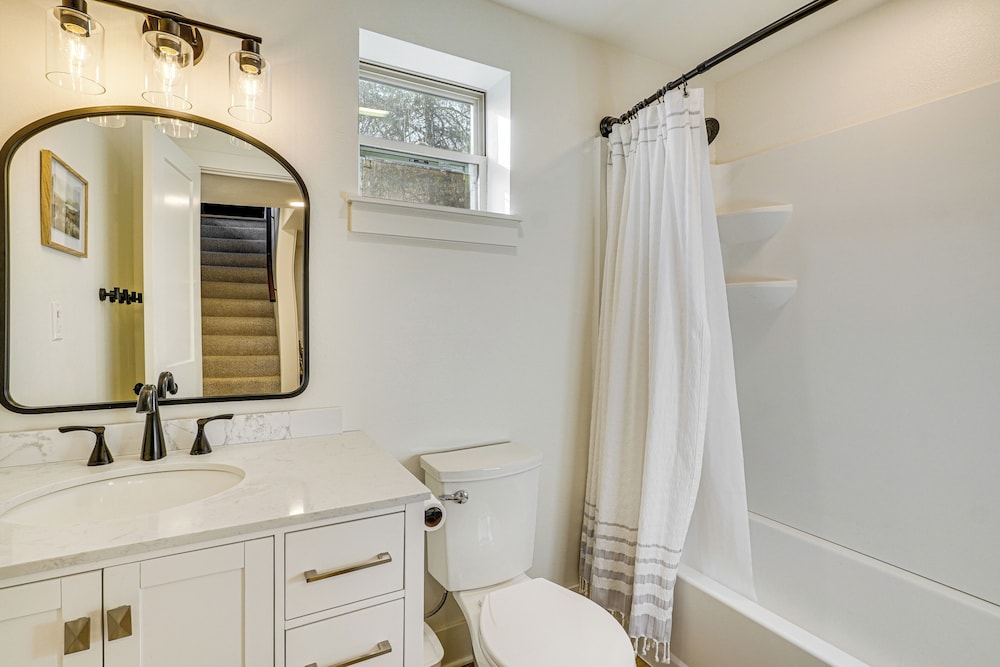 Fish, Swim & Kayak: Spacious Beaver Lake Home!
