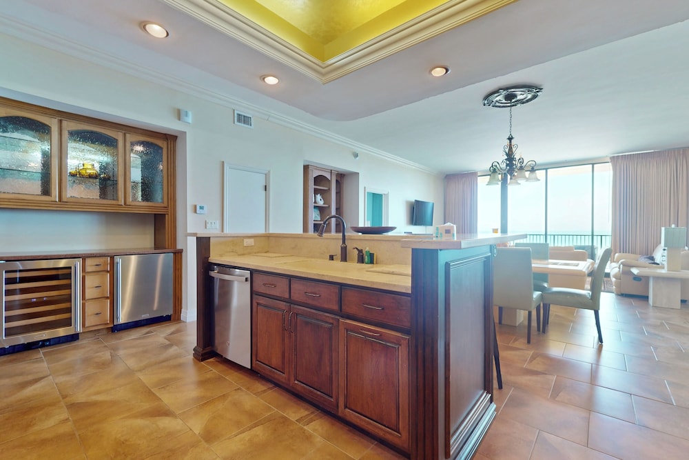 3BR Gulf View Pentouse w/ Pool - Steps to Shore
