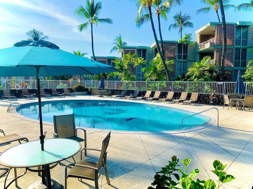 Enjoy the Sunset Ocean Front 1BR Apt-pool On-site