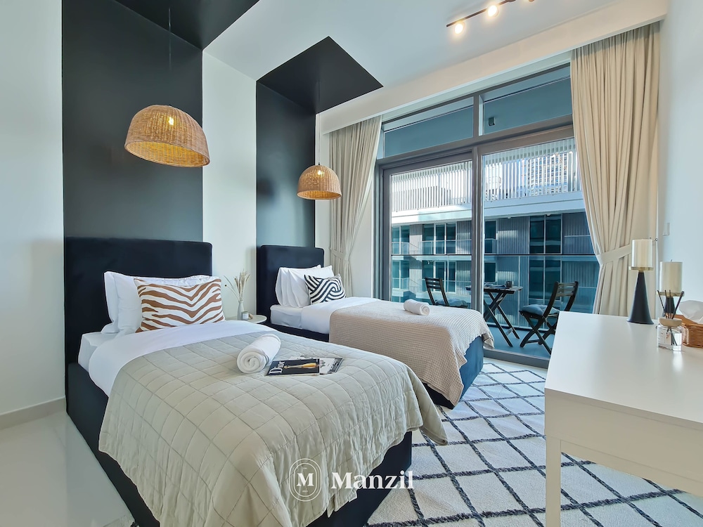 Stylish 2BR in Emaar Beach Front w/ Private Beach