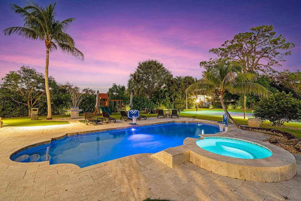 Luxurious 6-Bedroom Villa with Pool & Games