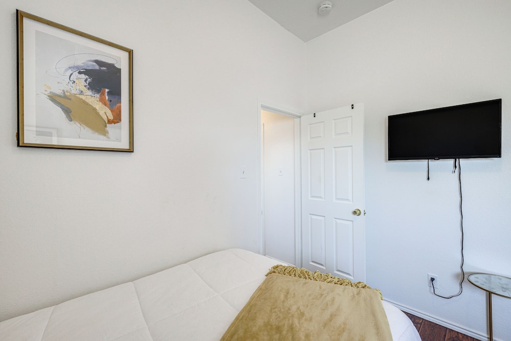 3 Mi to Dfw: Pet-friendly Euless Home