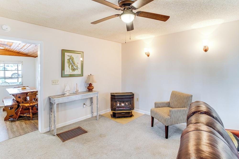 1 Mi to Lake Murray: Pet-friendly Home w/ Deck