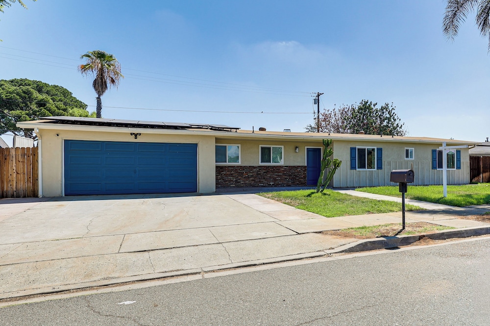 Modern Gem w/ Outdoor Oasis: 5 Mi to Lake Jennings