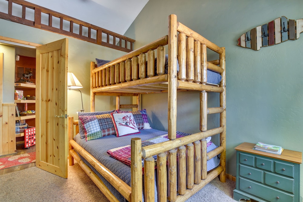 Central Big Bear Lake Retreat w/ Private Hot Tub!