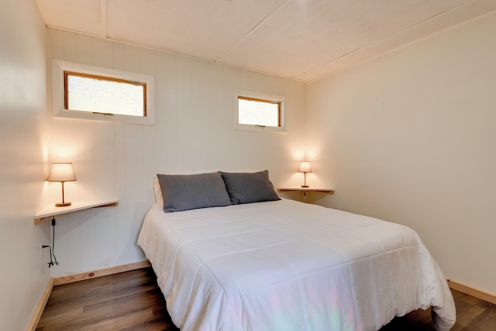 Hillsgrove Creekside Cabin: Close to Hiking
