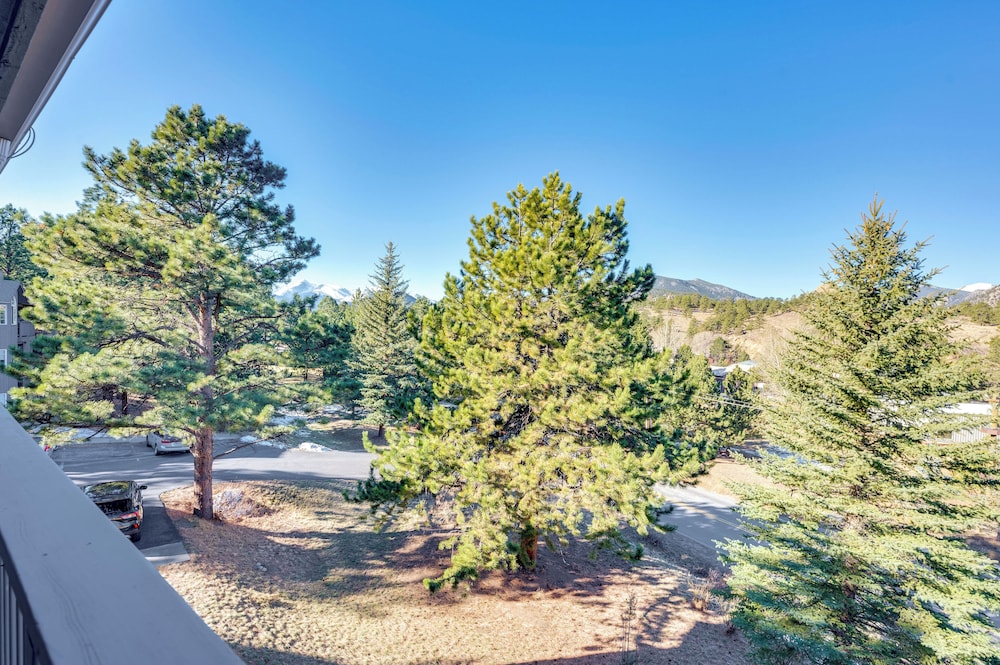 Walk to Downtown: Mountain-view Estes Escape