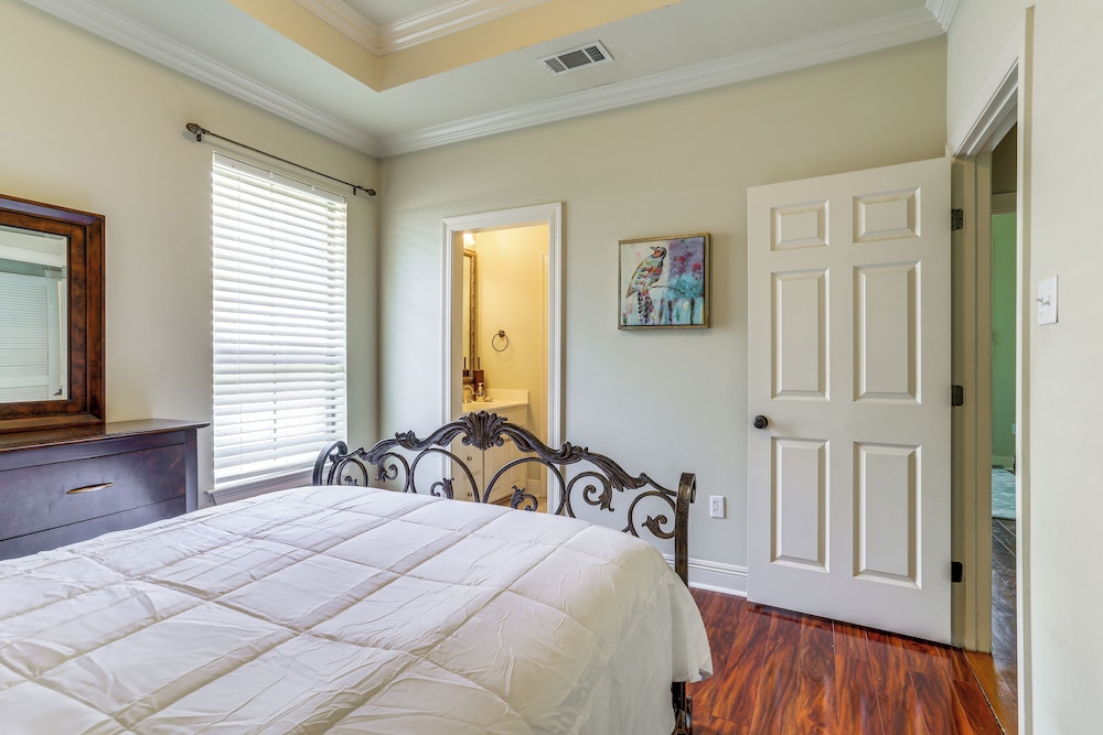 Easy Access to I-10: Family Home in Prairieville!