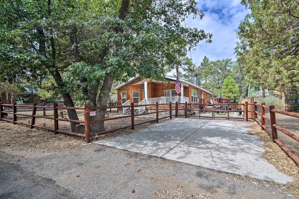 8 Mi to Big Bear Lake & Village: Sugarloaf Cabin! view 2