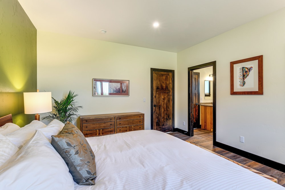 2 Mi to Dtwn Palmer: Custom Valley Home w/ Garage