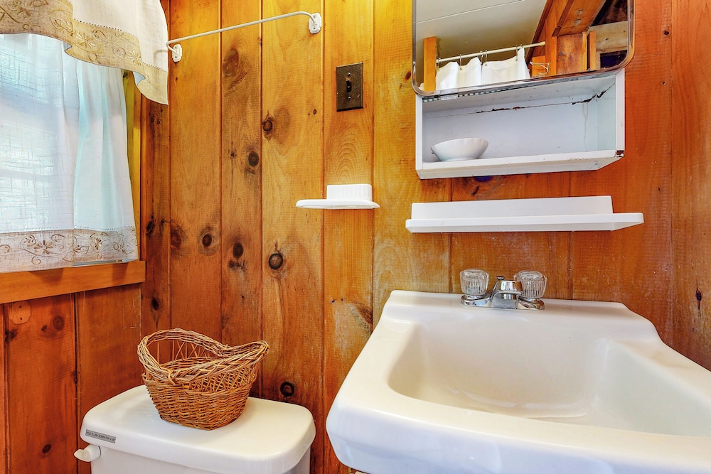 Cozy 1BR Cabin w/ Landscape Views