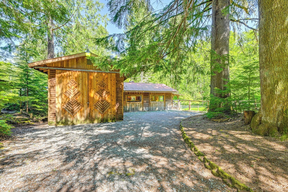5 Mi to Mt Rainier Natl Park: Cozy Cabin w/ Deck!