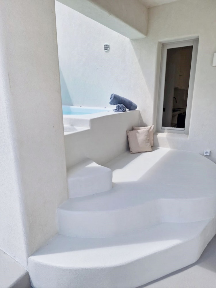 MAEVA Santorini Suites
