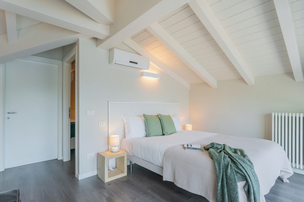 Mulino Vista Lake by Rent all Como