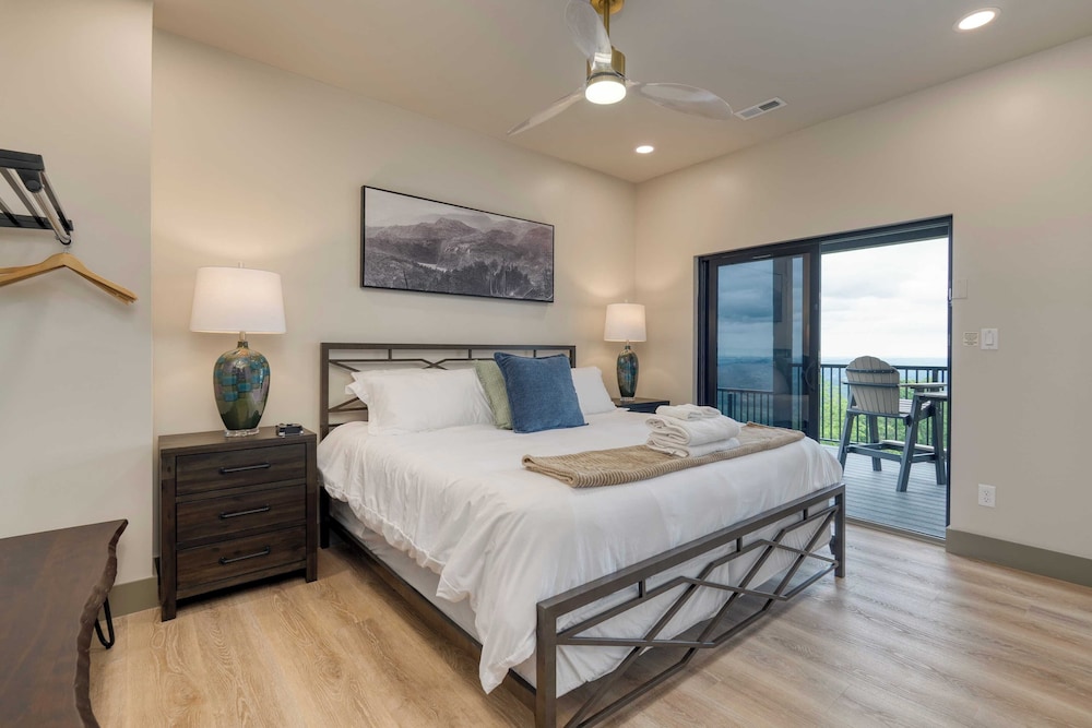 Luxury Group Retreat w/ Indoor Pool, Arcade & 56-mile Views Grand Vista Retreat