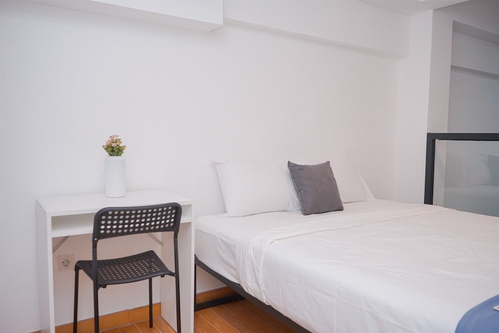 Spacious And Homey Studio Loft At Kingland Avenue Apartment