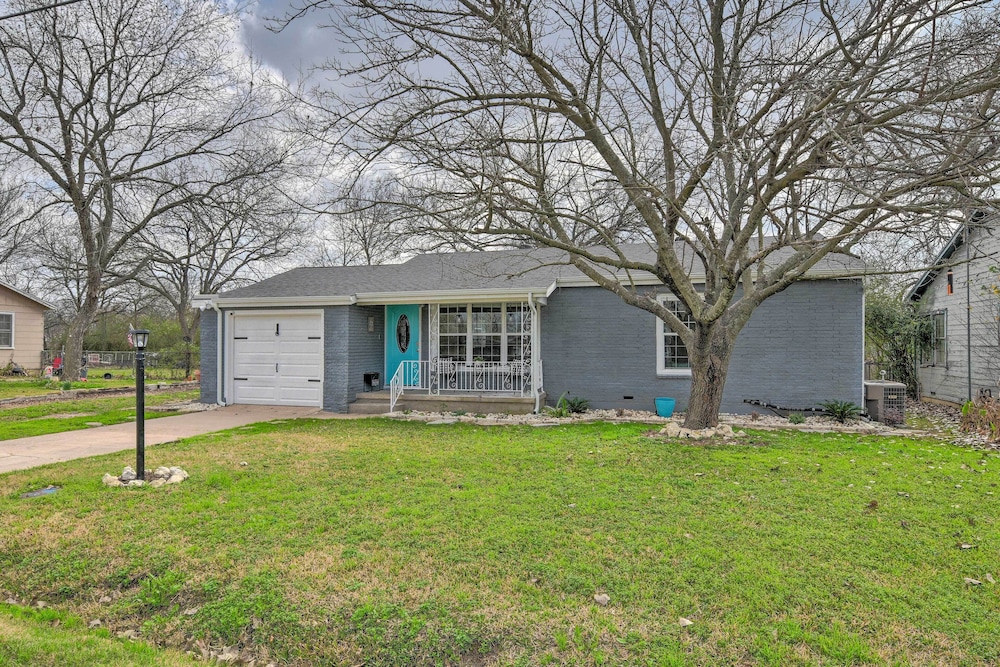 Cozy Home w/ Fire Pit: 3 Mi to Lake Whitney!