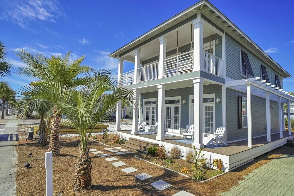 All Decked Out by Avantstay Pool & Private Beach Access, Bikes Provided