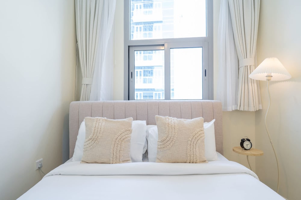 Lovely and Spacious 1BR in DEC Tower Near Marina Walk