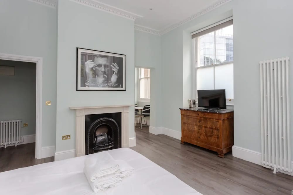 Chic, Newly Renovated Studio Apartment in Angel