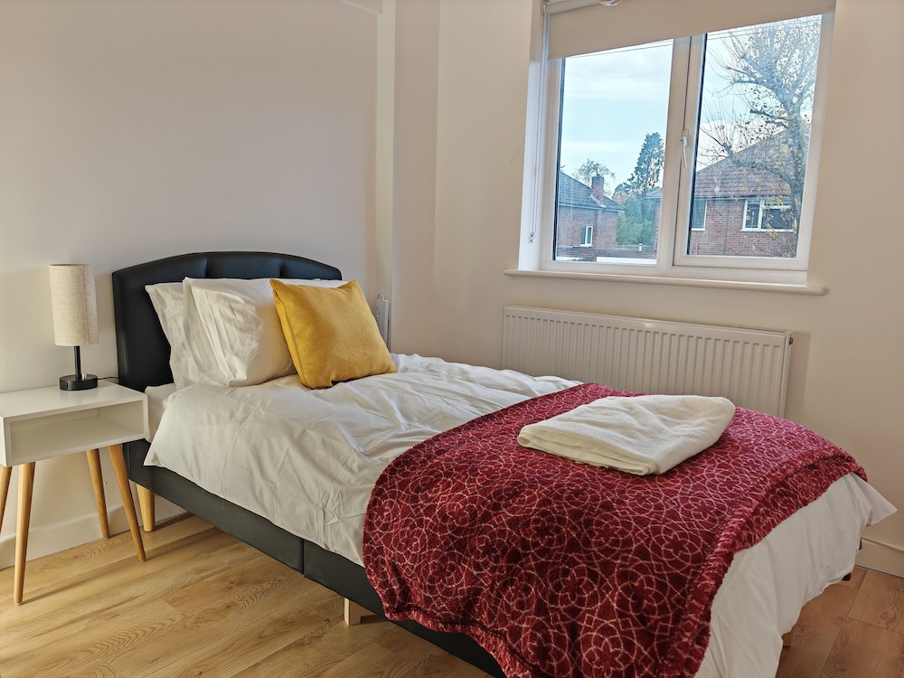 Charming 5 Bedroom House in Bexley view 5