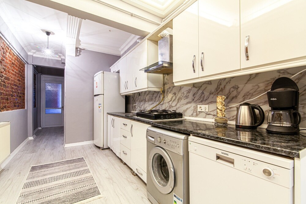 Central Flat Close to Cevahir Shopping Mall