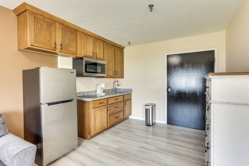 Walk to Ocu, Golf: Updated Oakland City Studio!