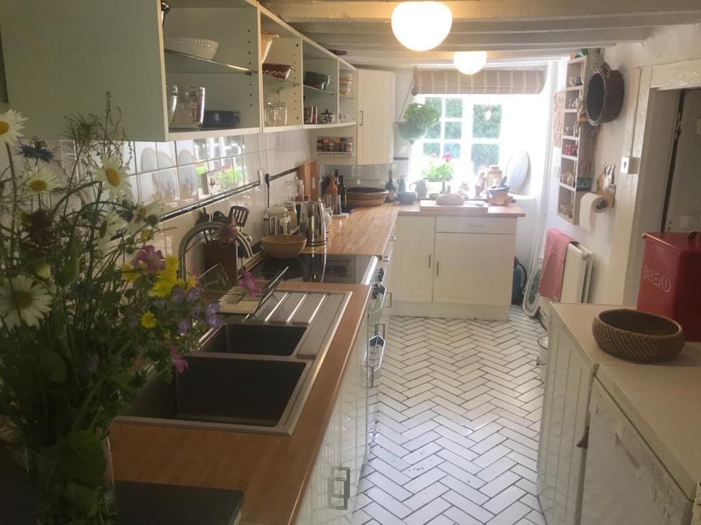 15th Century 3 Bedroom Cottage & Delightful Garden view 3