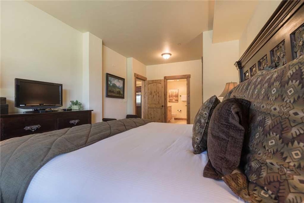 5112 Emerald Lodge, Trappeur's Crossing Apartment 2