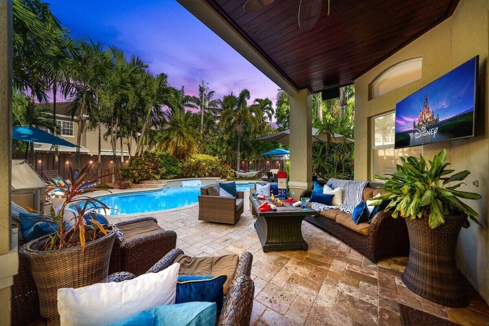 5 Bedroom Luxury Home, Minutes to Las Olas, Shops & Beach - Image 1
