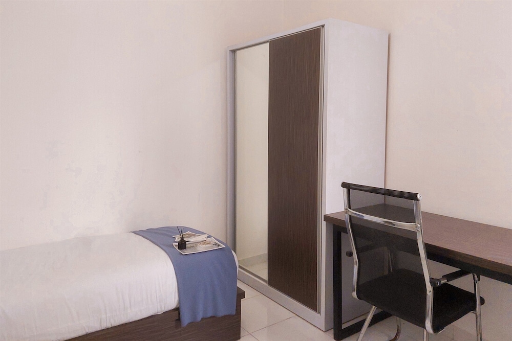 Cozy and Homey Studio (No Kitchen) at Apartment Aeropolis Residence