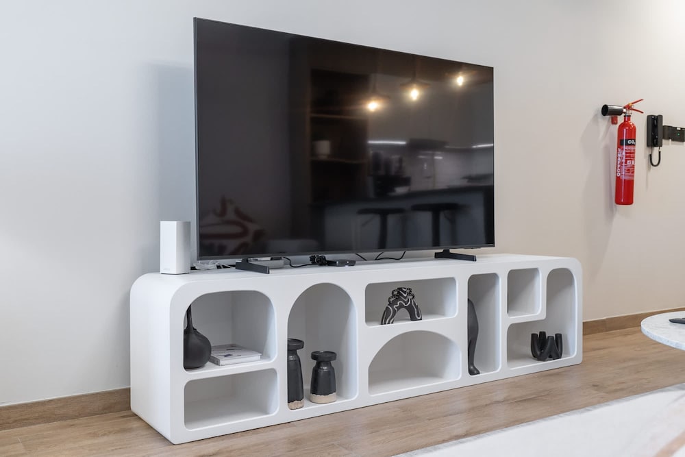 Chic Modern Studio Apartment for 2 in JVC