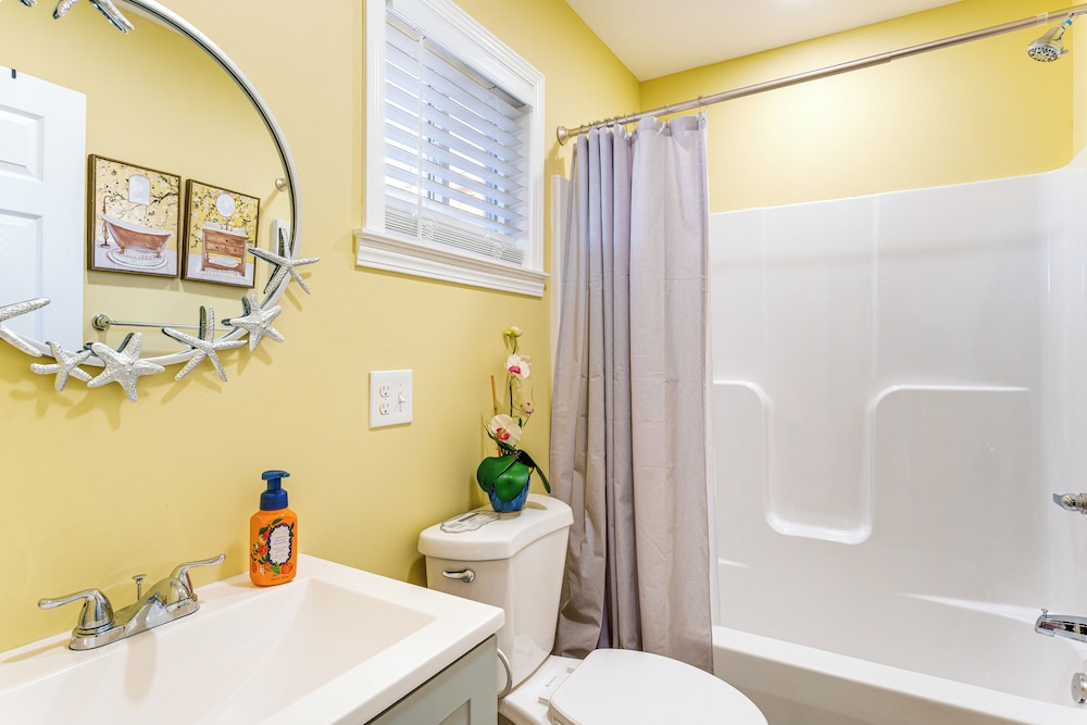 Walk Downtown: Charming Rome Abode w/ Yard!