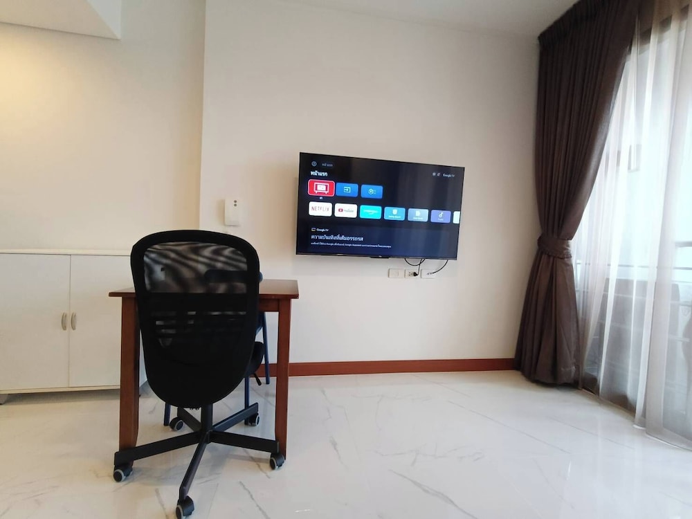 Luxury Large One Bedroom Seaview Serviced Apartment at Wongamat, Pattaya