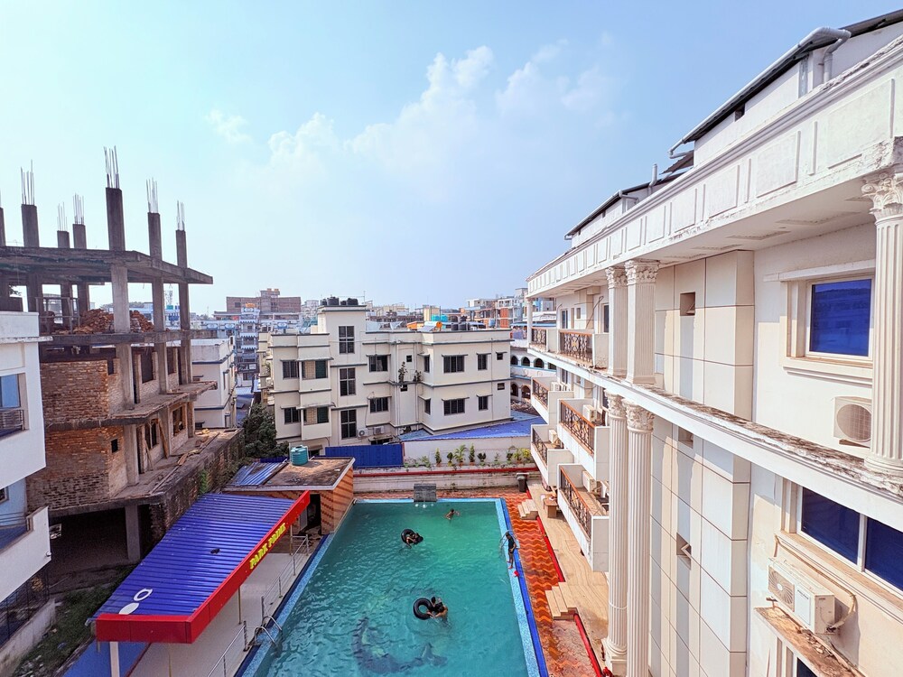 Hotel Park Prime with Swimming Pool