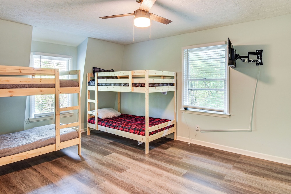 Woodsy Retreat w/ Deck & Views in Dahlonega!