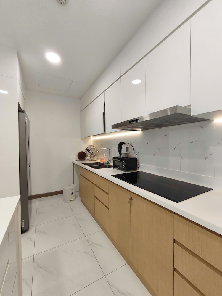 Skyway White & Silver Riverside Resident - Binh Thanh, HCM