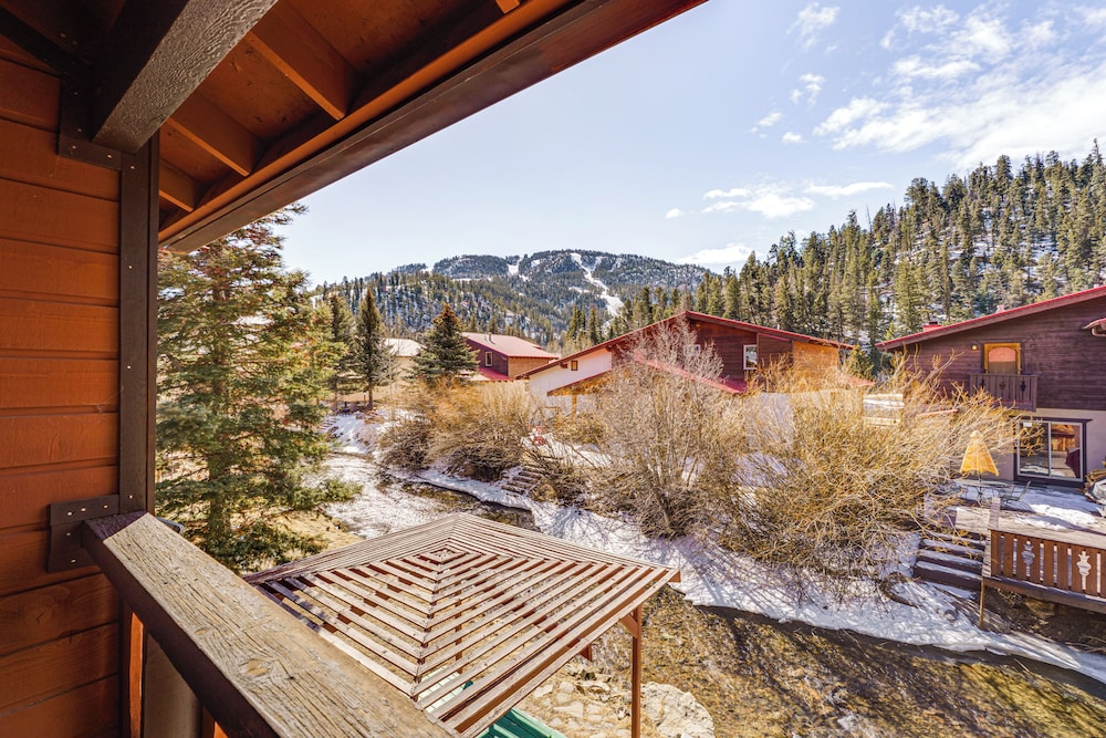 < Half-mi to Red River Ski Area: Townhome w/ Patio