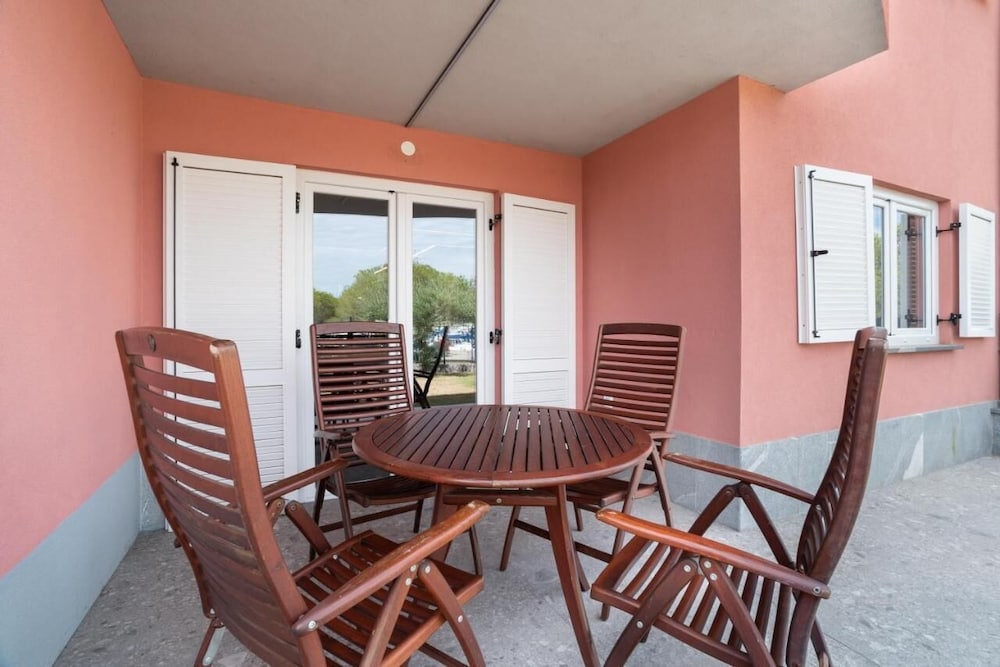 Marina Apartment with Terrace Burin 100
