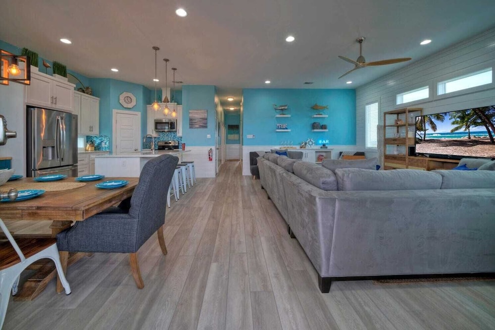 Sleeps 22! 2 Homes Priv Pool, Putting Green, Bar, Deck, Prime Port A Location