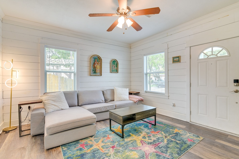 Galveston Vacation Rental: Deck & Central Location