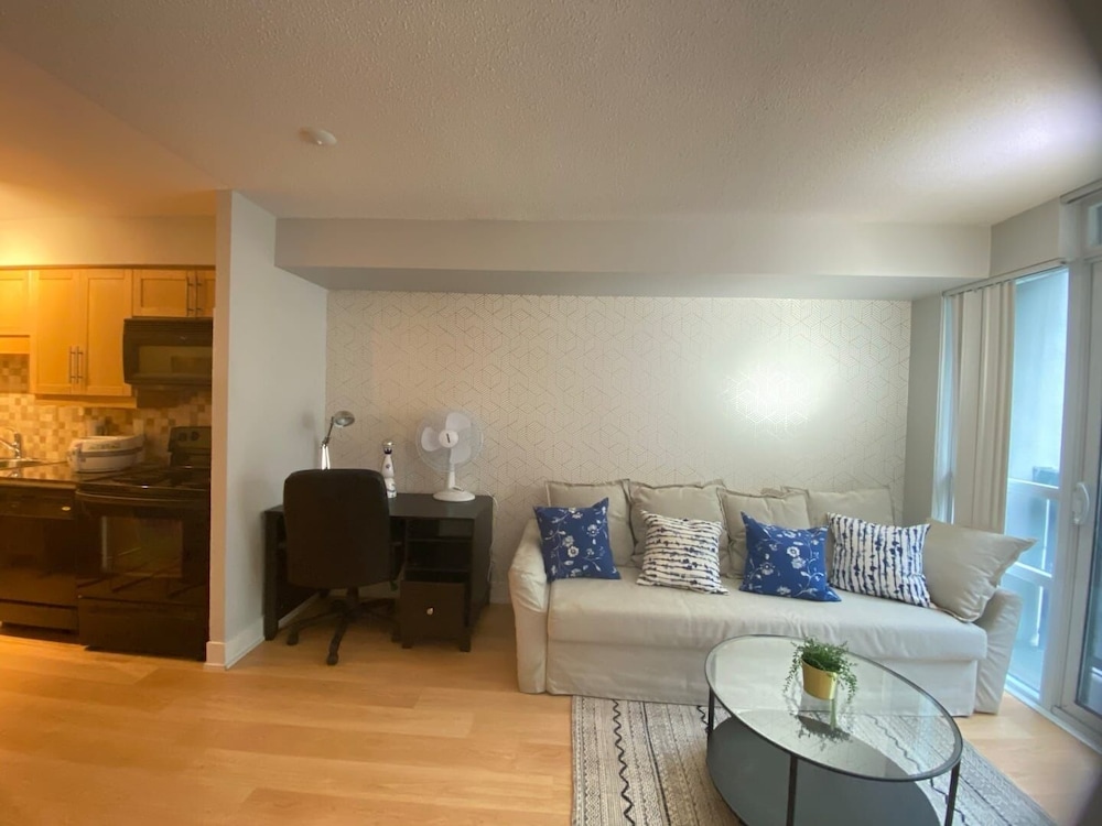 The Bay Suites Rogers Center - Image 5