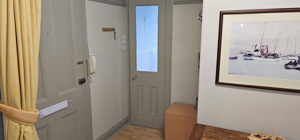Snug - Macushla Apartment
