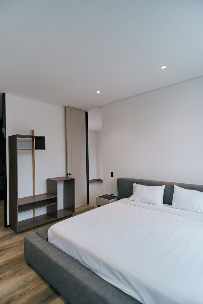 Roka Hotel