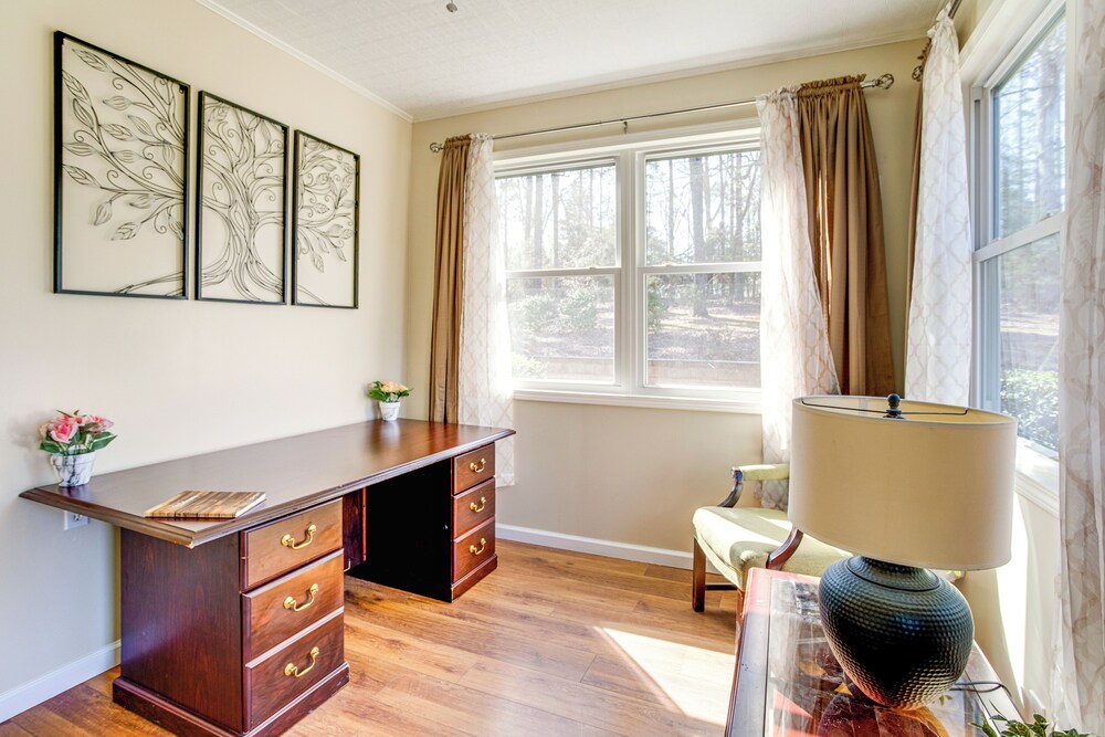 Near Lake Murray: Family Getaway w/ Screened Porch