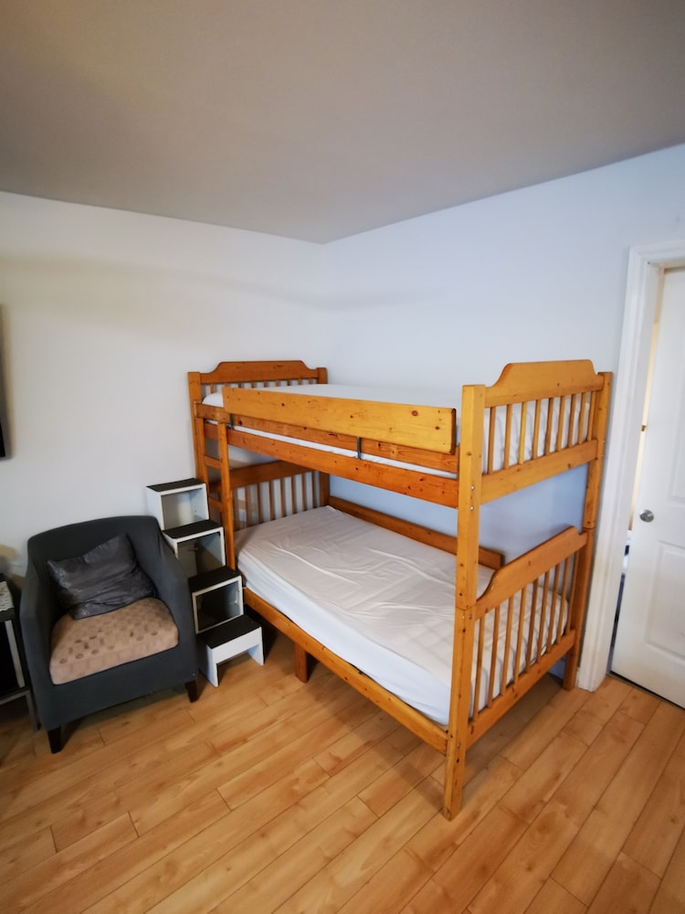 Surrey Vacations - Family Suite - Property Image 16