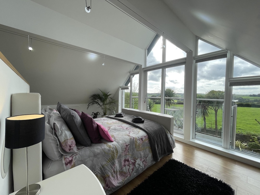 5 Bed House-sleeps 14-hot Tub-bar-garden-parking
