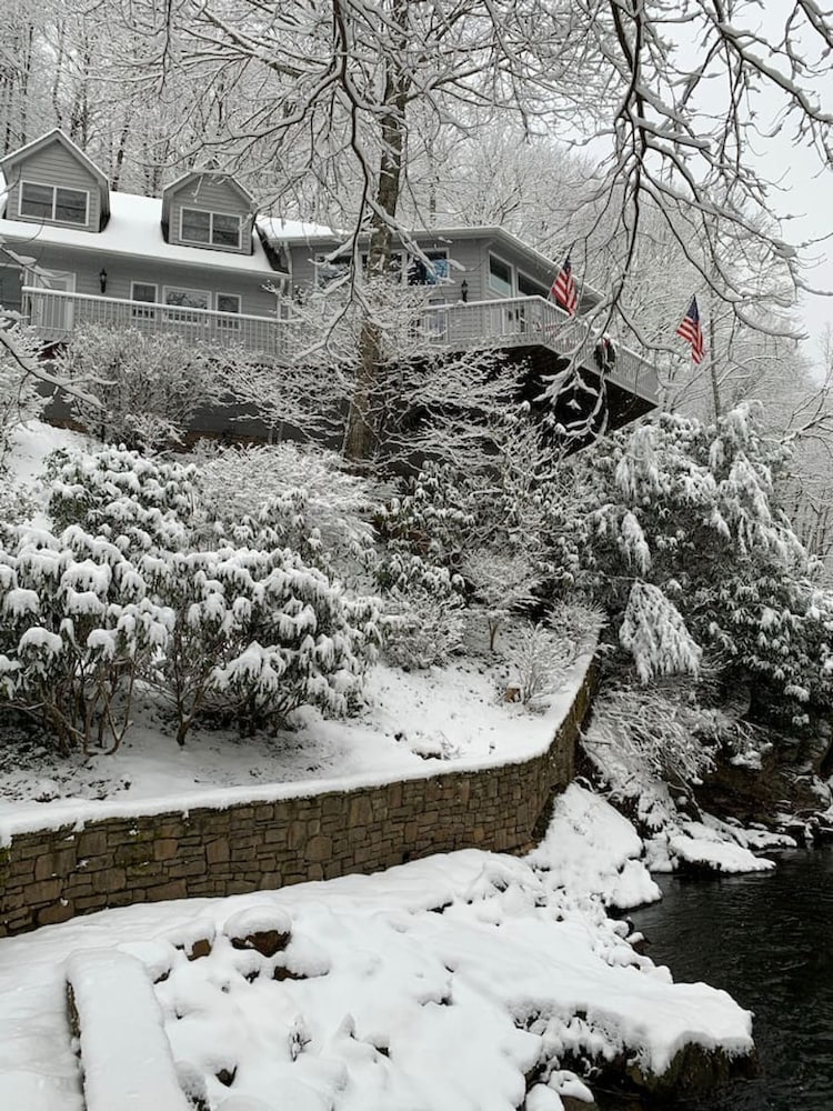 Riverfront Sanctuary Your Mountain Getaway
