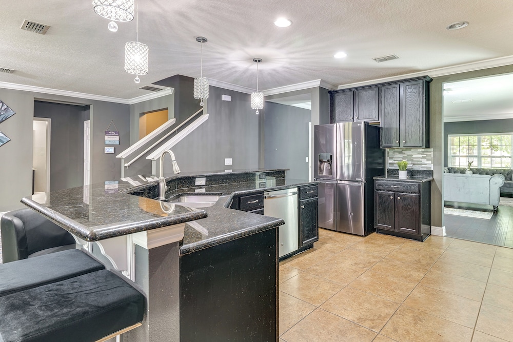 Sleek Family Home Near Orlando Theme Parks